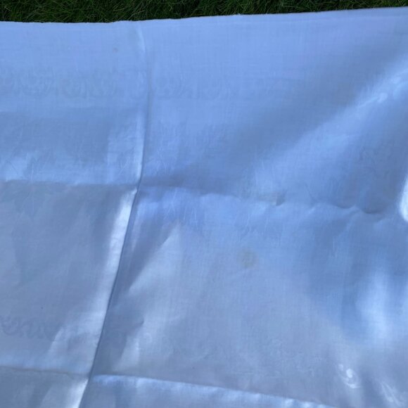 Vintage Bright White Subtle Floral Pattern Classic Tablecloth 85x76" - Picture 6 of 12